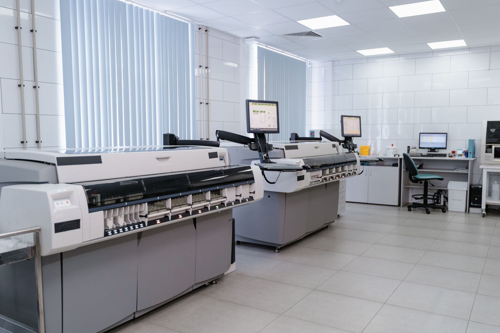 Laboratory with an analyser line, operator monitors and a PC workstation